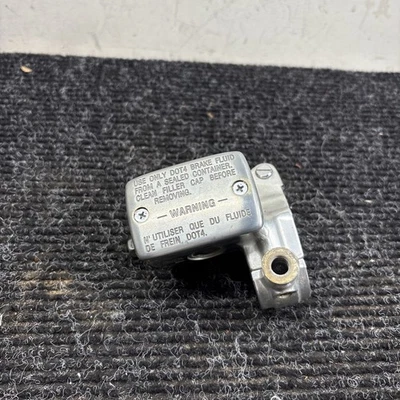 Cilindro maestro de freno delantero derecho clásico Kawasaki VN900 Vulcan 900 2007 06-16 Foto 1 de 4