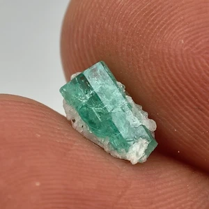 CRISTAL ESMERALDA NATURAL BUENA CALIDAD DE MUZO COLOMBIA 1,03 Ct. - Imagen 1 de 15