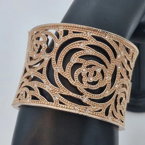 Brazalete Park Lane "CHIC" Tono Dorado Floral Filigrana Pavé Estrás 6.8" - Imagen 1 de 17