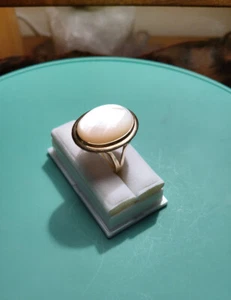 14KY Gold Oval Mother of Pearl Bezel Set Open-Work Design Ring Sz 8.25-Excellent - Picture 1 of 13
