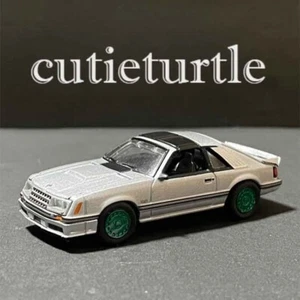 1:64 1982 Ford Mustang GT Druckguss Modellauto silber mit grünen Rädern Verfolgungsjagd - Bild 1 von 3