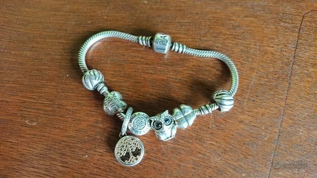 Bracciale Pandora - usato - diversi charms - SPEDIZIONE GRATUITA - Immagine 1 di 1