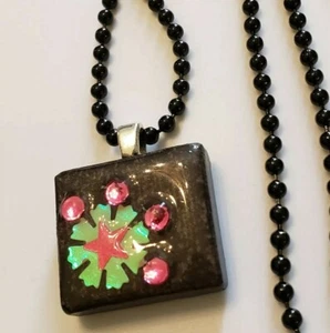 Handgefertigte rosa/schwarze Blume mit schwarzen 24" Kugel Perlenkette Anhänger Halskette - Bild 1 von 12