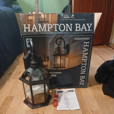Luz de varanda externa Hampton Bay. Leva uma lâmpada. Bem feito, com um belo visual. NIB - Imagem 1 de 2