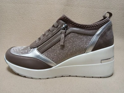 Kenneth Cole Reaction 女式 8 码 Fiona 一脚蹬楔形运动鞋棕色银色拉链 — 第 1/4 张图片