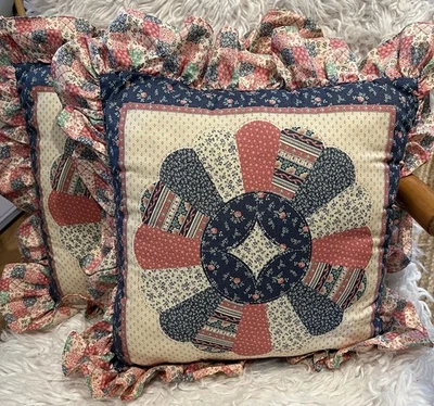 Винтажные стеганые розовые сине-белые подушки с оборками для коттеджа бабушки - Изображение 1 из 4