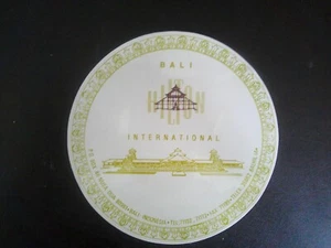 *BALI HILTON INT'L. .* ETIQUETA/PEGATINA VINTAGE HOTEL/EQUIPAJE APROX 4,75" de diámetro - Imagen 1 de 1