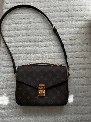 LOUIS VUITTON Pochette Metis - Изображение 1 из 4