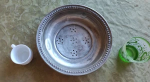 Piatto Colino Antico In Rame Stagnato Forato D.25 vintage - Foto 1 di 3