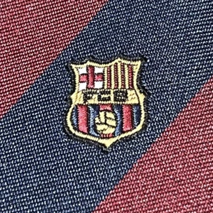 £45 BARCELONA FC MENS FOOTBALL CLUB NAVY & MAROON CLUB CREST MOTIF TIE Y7 - Picture 1 of 13