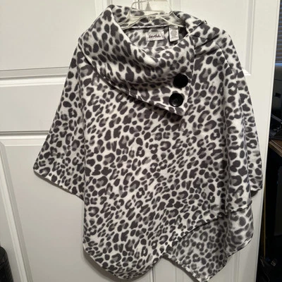 NUEVO CON ETIQUETAS ~ Poncho Le Moda WR Animal (Guepardo) Estampado Botón Capa Shaw Cuello ~ Talla Única Foto 1 de 4