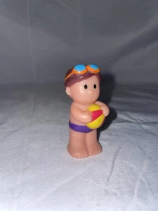 Happyland Boy In Speedo che tiene un pallone da spiaggia personaggio piccola persona - Foto 1 di 10