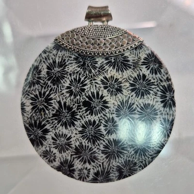 Colgante de coral redondo fosilizado XL con fianza ornamentada de plata de ley 925 58 mm x 45 mm Foto 1 de 4