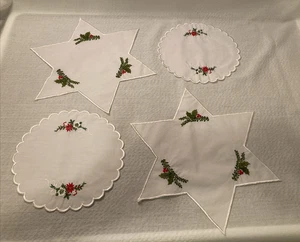 4 centrini bianchi natalizi ricamati a macchina con agrifoglio e poinsettia, 8"D 12"W - Foto 1 di 13