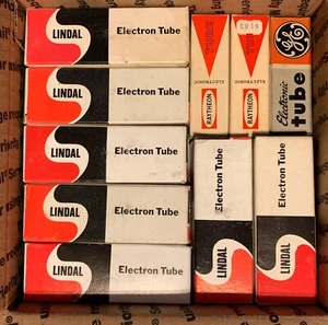 35 tubi elettronici e transistor Lindal, Raytheon, Sylvania & GE - 2 strati - NON TESTATO - - Foto 1 di 2