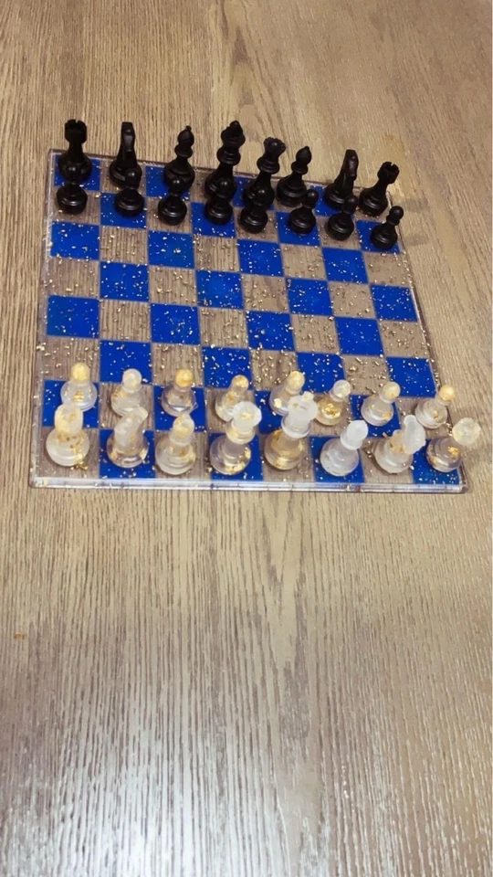 Juego de ajedrez epoxi azul de lujo con piezas de ajedrez translúcidas azules y blancas Foto 1 de 1