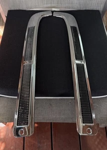 TOYOTA 1974-77 CORONA RT104 SE SEDAN GENUINE RHS-LHS REAR WINDSCREEN SIDE MOULDS - Bild 1 von 24