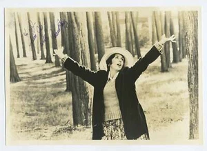 Baez, Joan. (b. 1941)Signed Photograph - Picture 1 of 1