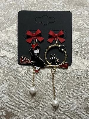 Модные серьги-гвоздики с жемчугом и метлой для кошек Kiki Witch Delivery Service - Изображение 1 из 3