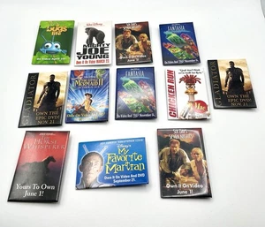 Lotto 12 spille promozionali film vintage anni 90 2000 Disney DreamWorks VHS DVD pulsanti uscita - Foto 1 di 10