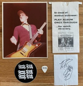 RICK NIELSEN-BILLIGER TRICK-AUTOGRAMM-BARF TASCHE-70er GITARRENPLEKTREN-FOTO-RUNDER AUFKLEBER - Bild 1 von 8