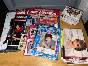 Mix Lot Of One Direction Poster Books Stickers Folder Postcards Trading Cards - Foto 1 di 11