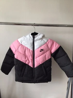 Nike Sportswear - Jaqueta acolchoada preta e rosa para meninas - £40 - Nova em folha - 24 meses - Imagem 1 de 4
