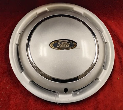Ford Taurus : 1986, Silver, 15-inch Factory Hubcap, #2593 - Image 1 of 4