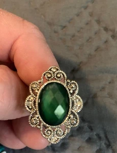 AVON SILBERFARBENER RING GRÜNER STEIN GRÖSSE 6 1/2 - 7 - Bild 1 von 2