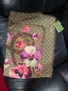 NEW GUCCI DOUBLE GG LOGO LADIES SCARF SHAWL BEIGE PURPLE PINK FLORAL PATTERN - Picture 1 of 3
