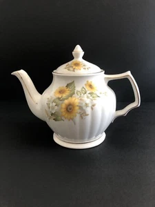 Fancy Teapot, Beautiful Collectible with Yellow and White Flower Pattern - Picture 1 of 13