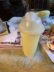 Tupperware quick shake/blender in yellow with clear top and lid - Picture 1 of 5