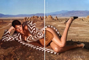 Gucci Caroline Ribeiro Mini Anden Desert Tom Ford 2000 anuncio de revista de 4 páginas - Imagen 1 de 2
