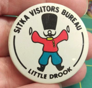 1970 Sitka Visitors Bureau Little Drook - Taranoff vintage AK spilla bottone metallo  - Foto 1 di 4