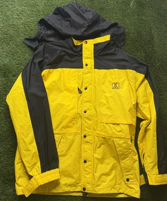 Chaqueta de exterior Tri-Mountain, con logotipo de la marca “KOA”. A menudo a prueba de viento/agua. Foto 1 de 2