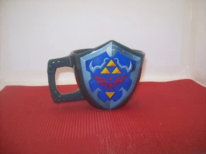 PALADONE THE LEGEND OF ZELDA TRIFORCE HYLIAN SHIELD 2015 NINTENDO COFFEE MUG - Picture 1 of 6