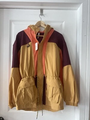 NUEVA Chaqueta de Carga Fabletics Khloe Kardashian M The Heights GOLDEN WHEAT MULTI Foto 1 de 4