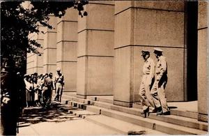 WWII 1940s GENERALE DOUGLAS MacARTHUR Giappone Uscita Edificio Cartolina RPPC JB21 - Foto 1 di 2