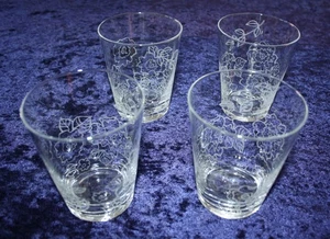4 schöne Wassergläser mit Gravur Blüten u. Blätter - H = 10,5 und D = 8,5 cm - Bild 1 von 7