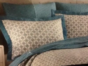 2 Cynthia Rowley Turquoise Medallion Thick Border White Standard Quilt Shams New - Picture 1 of 1