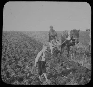 ANTIQUE Magic Lantern Slide RUSSIAN PEASANT PLOUGHING C1910 PHOTO RUSSIA FARMER - Picture 1 of 2