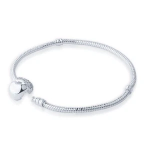 "Brazalete de corazón de estrás enchapado en plata con dije europeo de 8" - Imagen 1 de 2