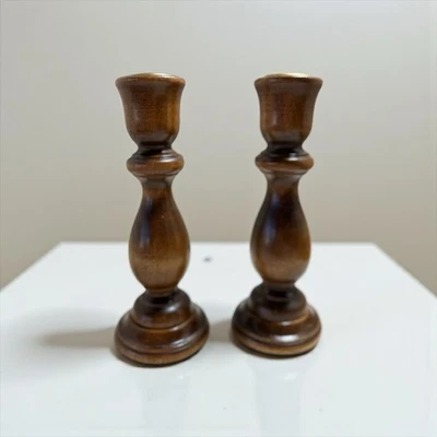 Par de candelabros de madera torneados de colección soportes cónicos MCM borde de latón 7" de alto nuevo en caja Foto 1 de 4