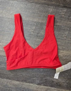 Fabletics Damen-Sport-BH Größe Medium rot Low Impact Crossover neu mit Etikett - Bild 1 von 3