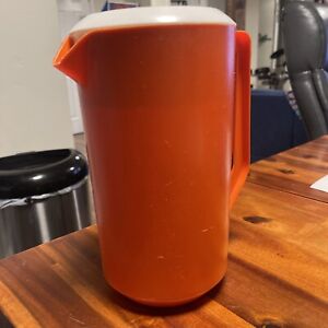 Vintage Rubbermaid 2 1/4 Quart Plastic Pitcher Jug Orange w/ White lid tea juice