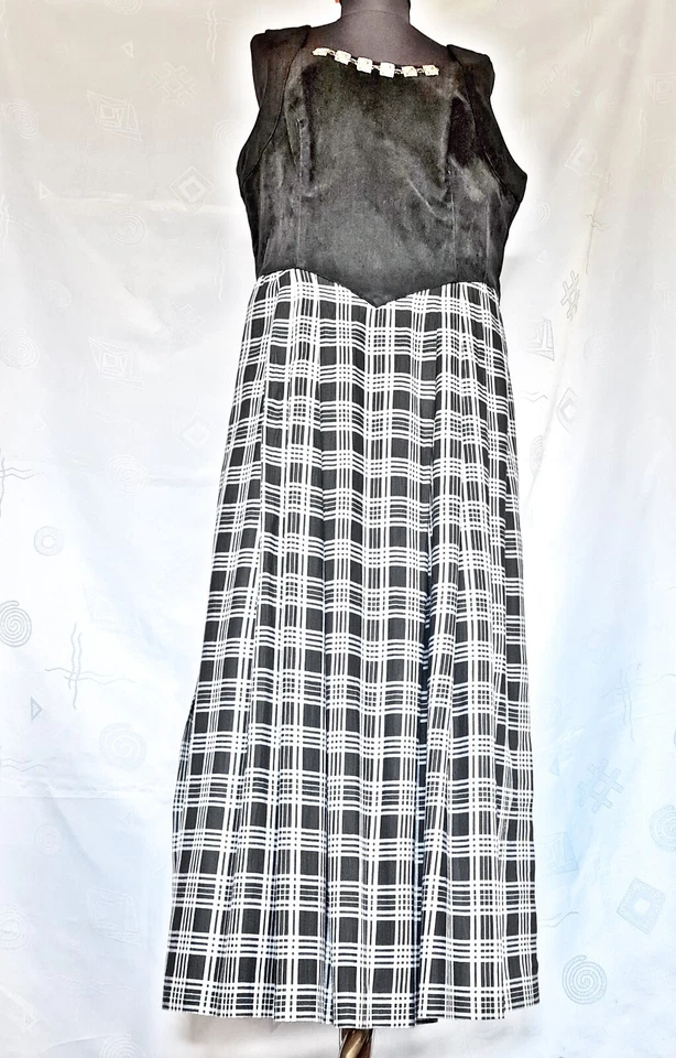 VINTAGE HOCHALM TYROL OKTOBERFEST DIRNDL  PLAID BLACK  WOMENS DRESS US16 EU44 - Image 1 of 4