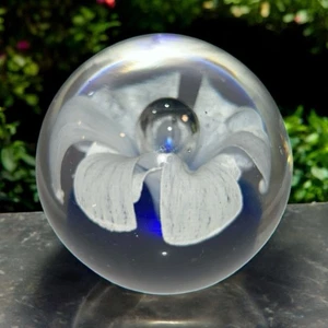 Floral Art Glas Briefbeschwerer weiß Spitze Blume Mitte Blase Kobaltblau Boden - Bild 1 von 4