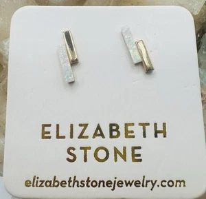 ELIZABETH STONE Goldfarbene/Opal Stäbe an Post Ohrringe Mod Stab Ohrstecker - Bild 1 von 2