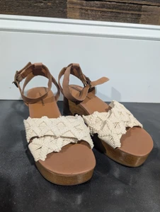 Lucky Brand gehäkelte hellbraune Damen-Sandalen mit Knöchelriemen Blockabsatz Größe 8 neu - Bild 1 von 7