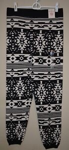 Juniors' - SO® High-Rise Sweater Leggings - Size Large - Color: 001 Black Aztec